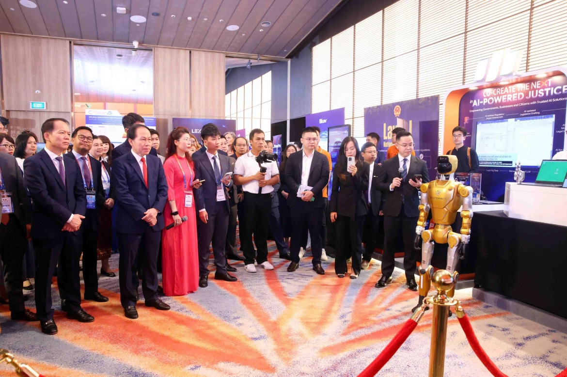Trong khuôn khổ diễn đàn, Bộ Tư pháp Việt Nam phối hợp với một số doanh nghiệp công nghệ hàng đầu trong nước tổ chức hoạt động Triển lãm các sản phẩm công nghệ và ứng dụng trí tuệ nhân tạo.
