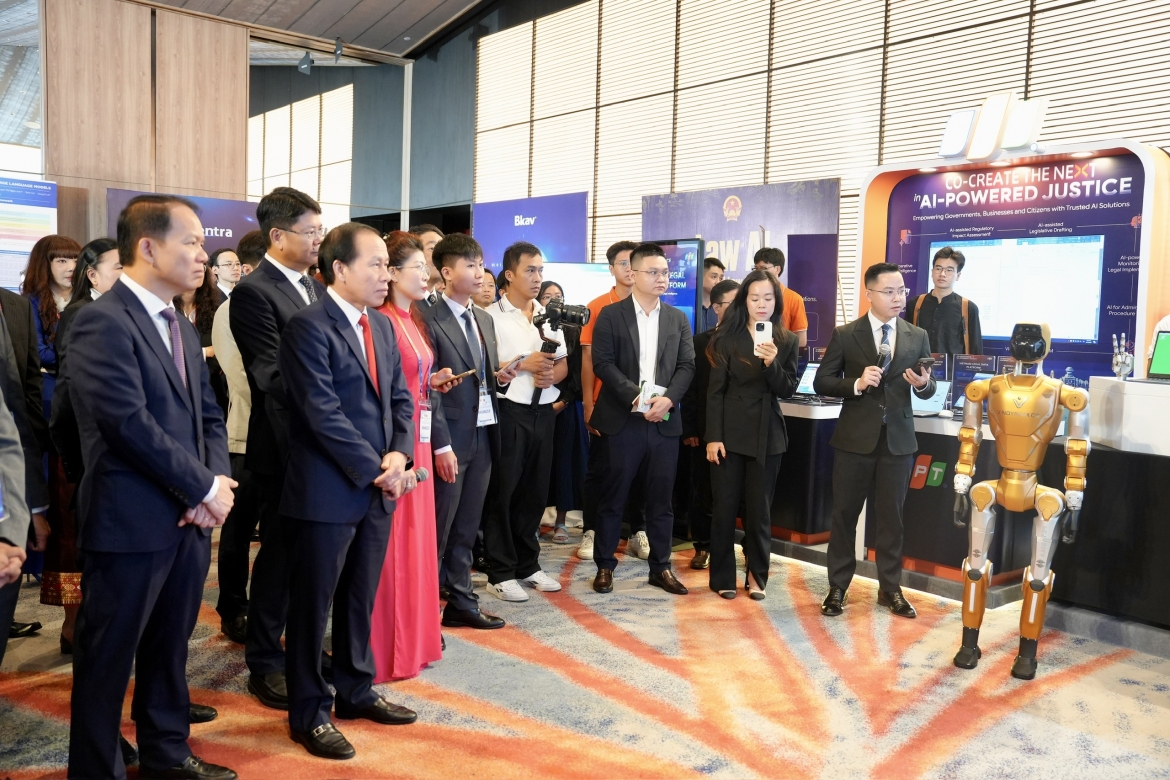 Trong bối cảnh đó, pháp luật không chỉ có vai trò điều chỉnh sự phát triển của công nghệ mà cần chuyển từ tư duy "lập pháp phản ứng" sang "lập pháp dự báo và kiến tạo", tạo dựng môi trường pháp lý đủ linh hoạt để thúc đẩy đổi mới sáng tạo, đồng thời bảo đảm các giá trị cốt lõi về công bằng, minh bạch, trách nhiệm giải trình và quyền con người. 