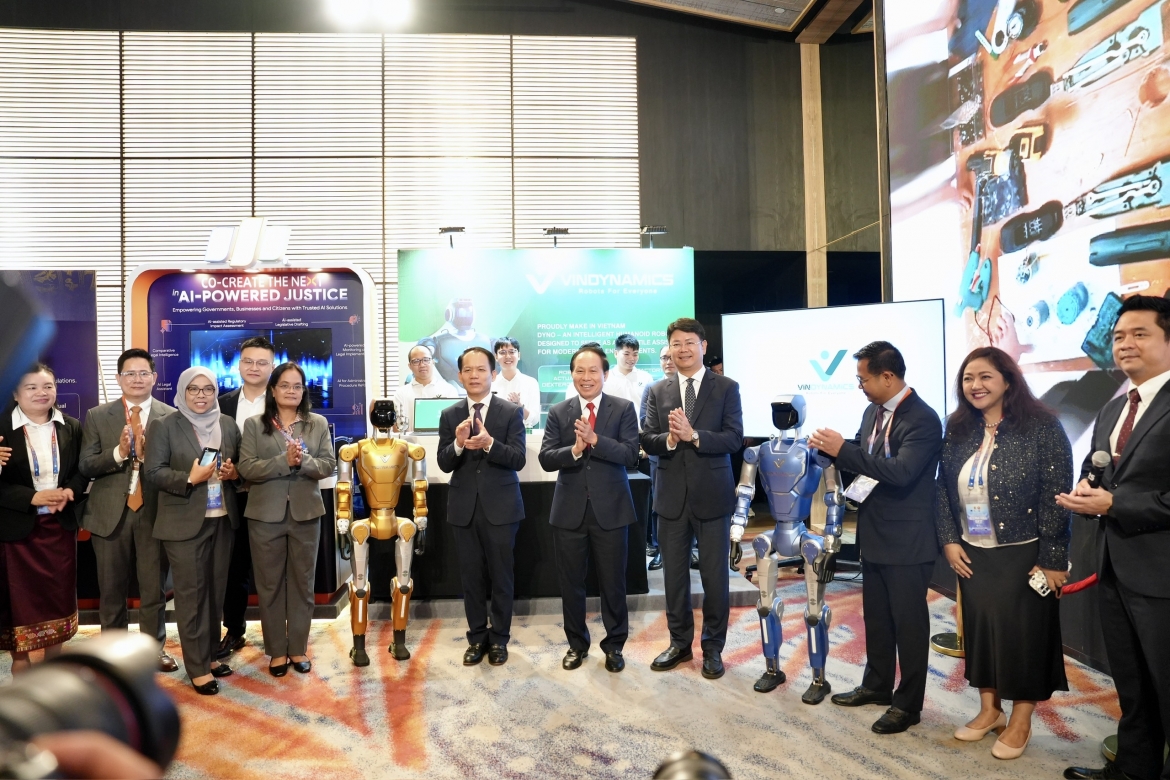 Phó Thủ tướng Lê Tiến Châu, Bộ trưởng Tư pháp Việt Nam Hoàng Thanh Tùng, cùng các đại biểu tham quan triển lãm.