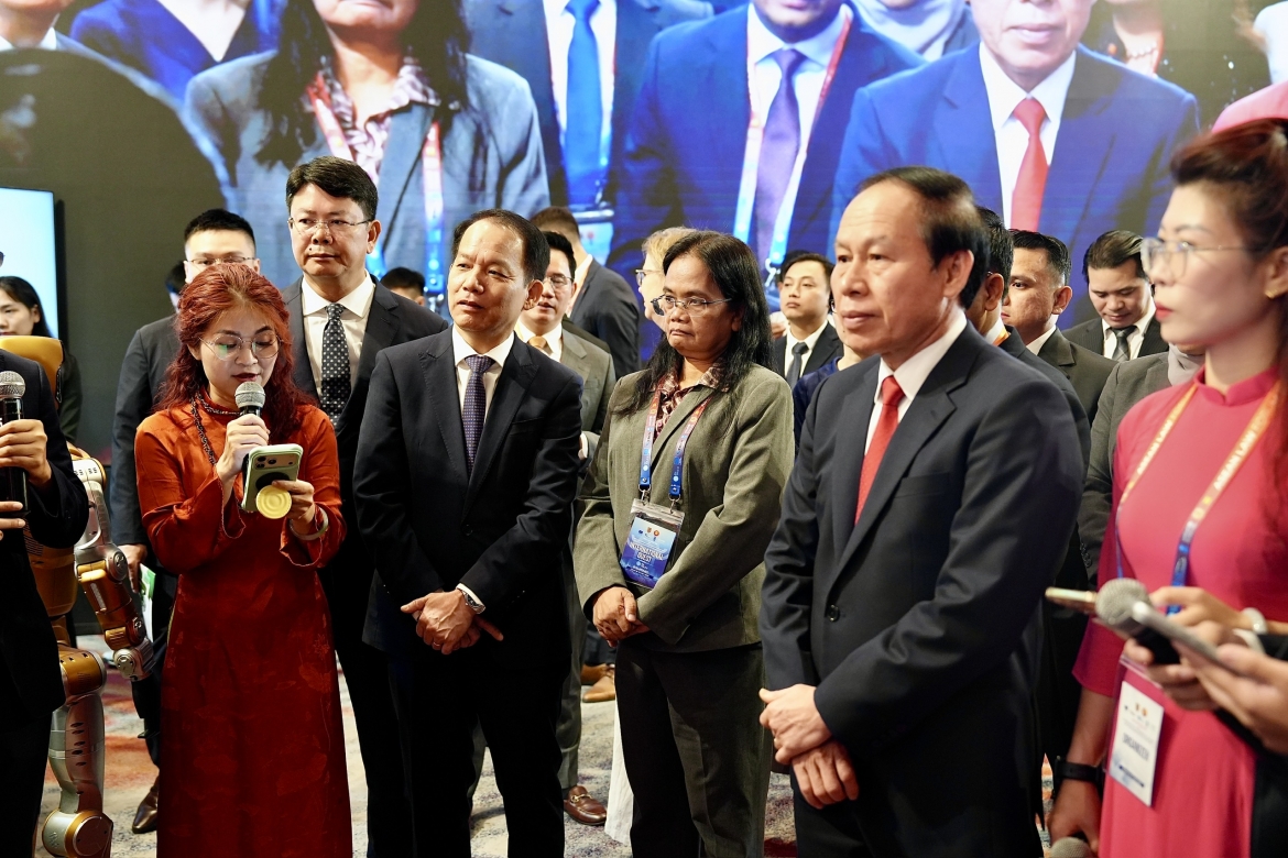 Triển lãm giới thiệu nhiều sản phẩm, giải pháp và nền tảng công nghệ tiên tiến đang được nghiên cứu, phát triển và ứng dụng hiệu quả trong lĩnh vực pháp luật và tư pháp tại Việt Nam. 