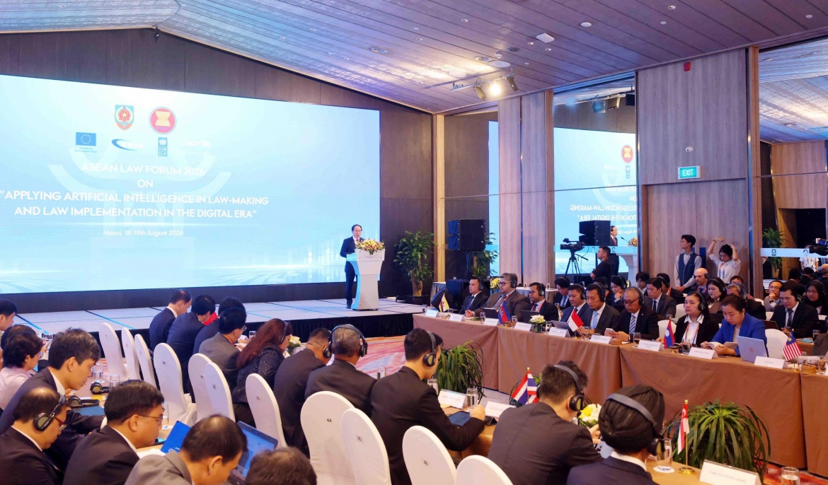 Trong hai ngày 18 và 19/8, tại Hà Nội, Bộ Tư pháp Việt Nam tổ chức <a href="https://vov.vn/chinh-tri/dien-dan-phap-luat-asean-2026-them-co-so-nang-cao-nang-luc-ung-dung-ai-post1324326.vov" target="_blank">Diễn đàn Pháp luật ASEAN 2026</a> với chủ đề “Ứng dụng trí tuệ nhân tạo (AI) trong công tác xây dựng và thi hành pháp luật trong kỷ nguyên số”. Đây là sáng kiến do Bộ Tư pháp Việt Nam đề xuất.