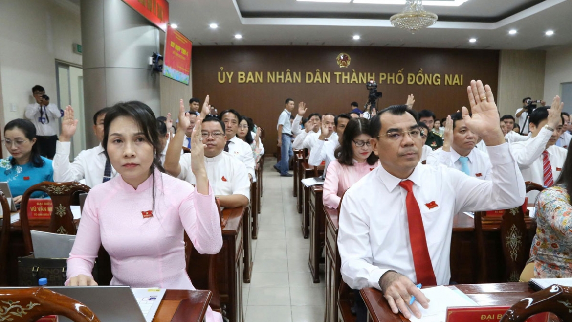 Đại biểu HĐND TP Đồng Nai biểu quyết thông qua các nghị quyết trong đó có việc dừng dự án điện rác tại kỳ họp chuyên đề