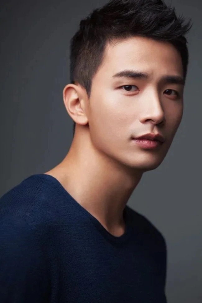 Diễn viên Lee Yong-joo.