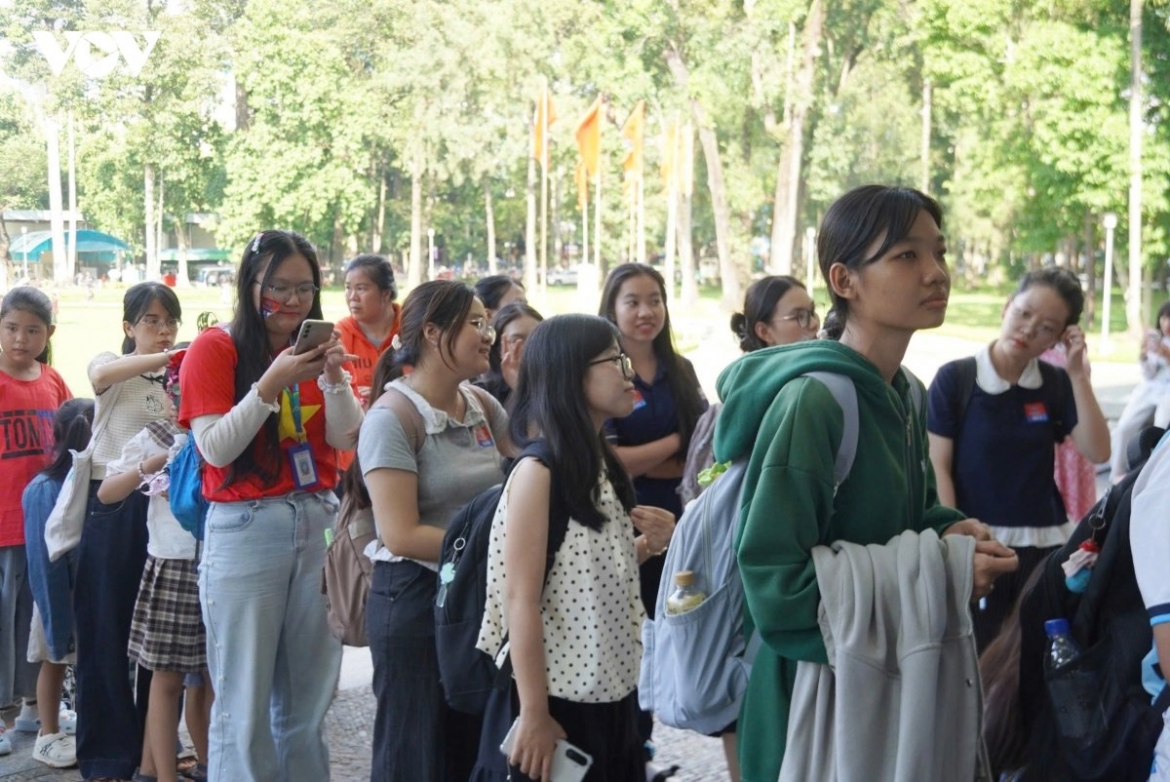 Người dân xếp hàng nhiều giờ tại Hội trường Thống Nhất (Dinh Độc lập) để trải nghiệm thực tế ảo khoảnh khắc Chủ tịch Hồ Chí Minh đọc bản Tuyên ngôn Độc lập.