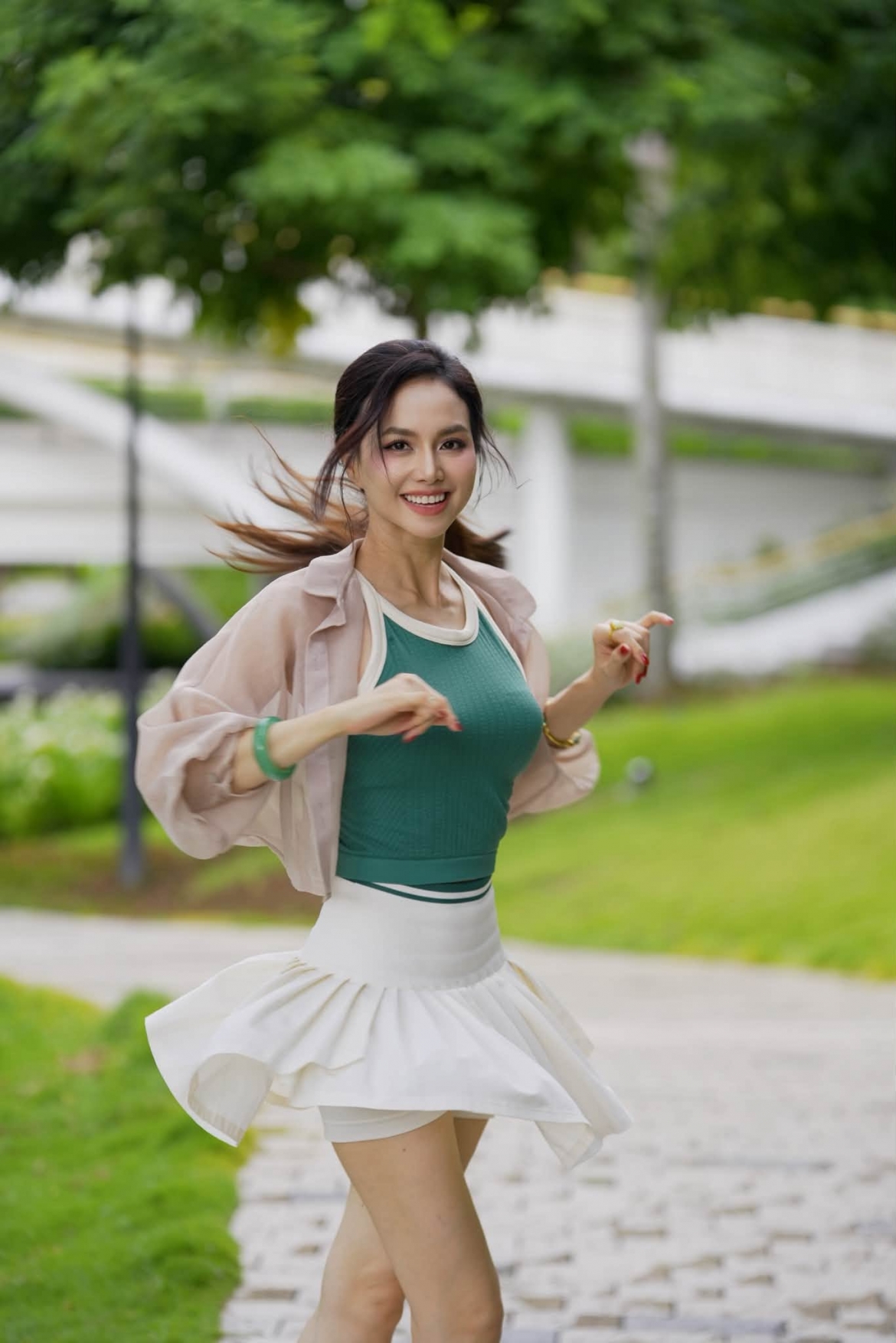 Đinh Ngọc Diệp đăng tải bộ ảnh mang phong cách khỏe khoắn, gần gũi thiên nhiên kèm dòng chia sẻ đầy suy ngẫm: "Em cũng chỉ là chiếc lá trong hành trình về cội. Tự nhủ với mình: Khiêm để sâu. Tĩnh để vững. Ít nói để trưởng thành".