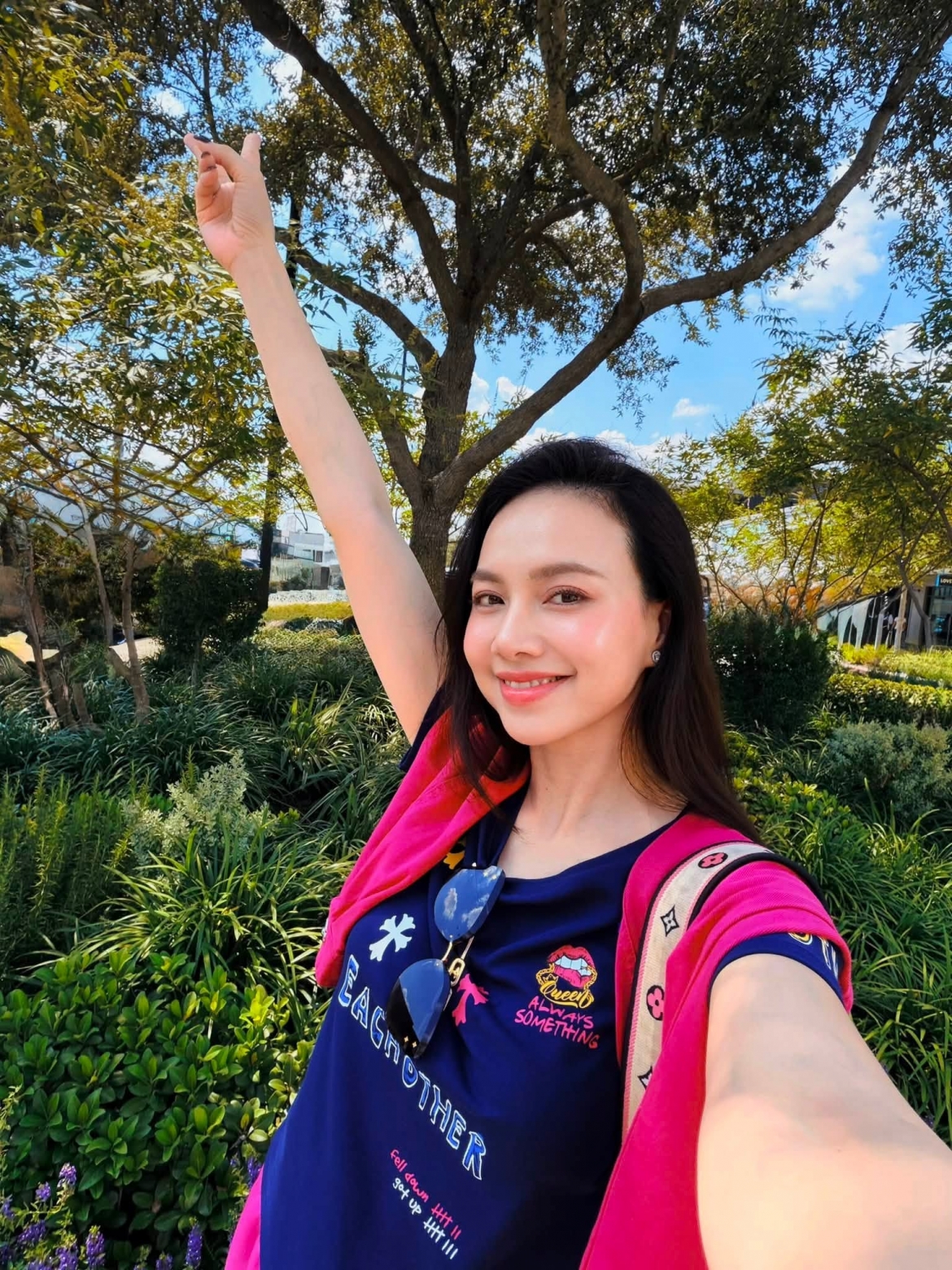Đinh Ngọc Diệp chia sẻ những chiêm nghiệm về “cơn bão” trong cuộc sống. Với cô, những biến động đôi khi không phải để đánh gục mà là cách mỗi người được “tái cấu trúc”, trở nên mạnh mẽ và rộng mở hơn.