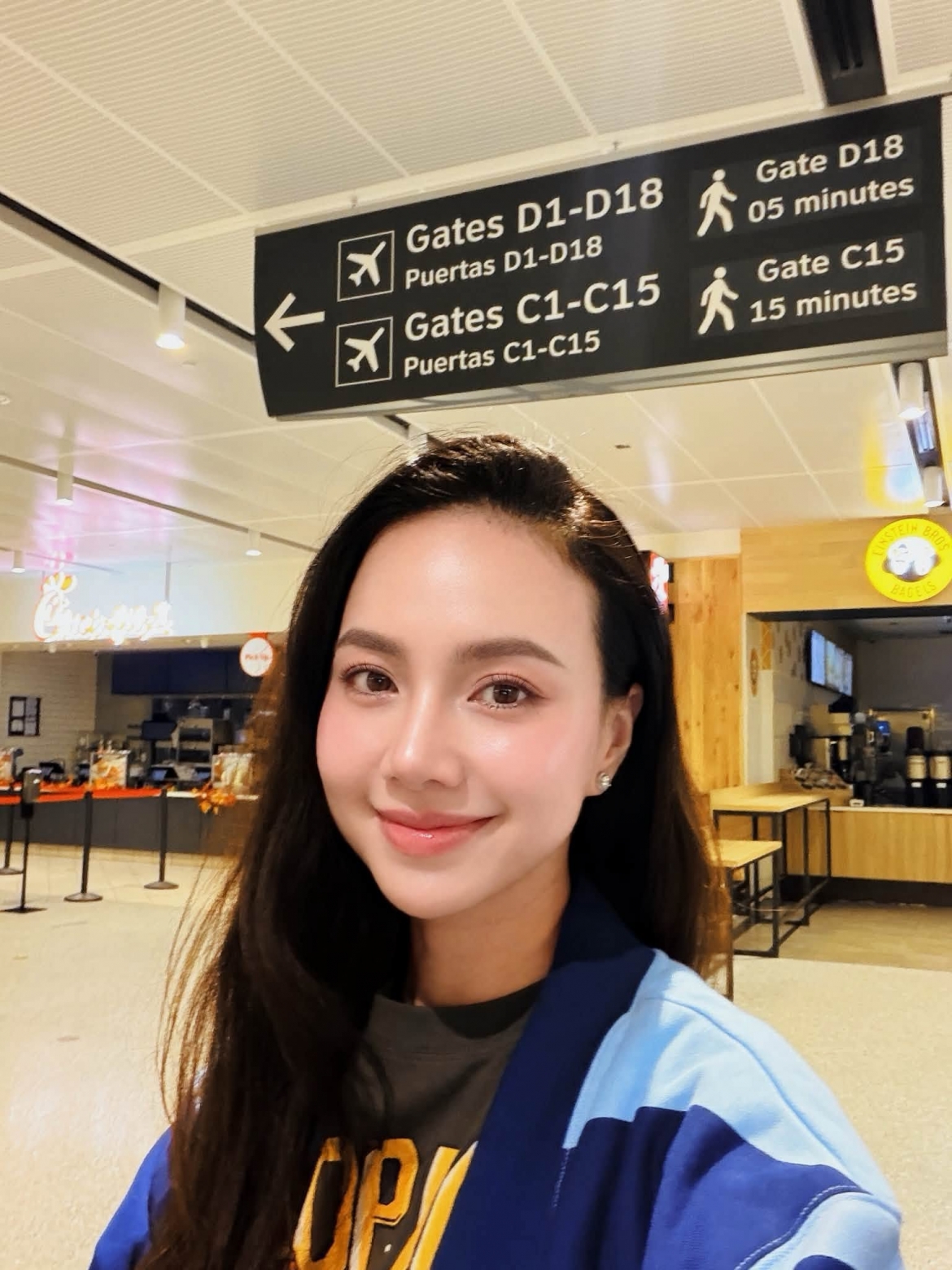 Đinh Ngọc Diệp chia sẻ khoảnh khắc tại sân bay cùng dòng trạng thái đầy tình cảm: “Về ăn lễ với chồng con, nhớ lắm rồi ạ!”.