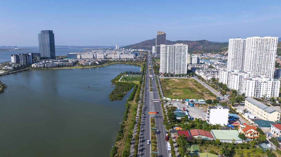 Đường Hoàng Quốc Việt là một trong những con đường đẹp nhất Hạ Long. (Ảnh: MIK Group)