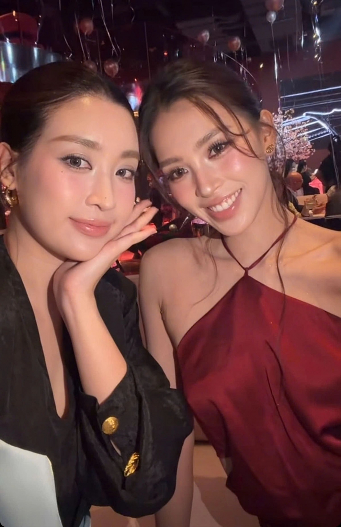 Đỗ Mỹ Linh “trốn” chồng, con đi chơi cùng Tiểu Vy.