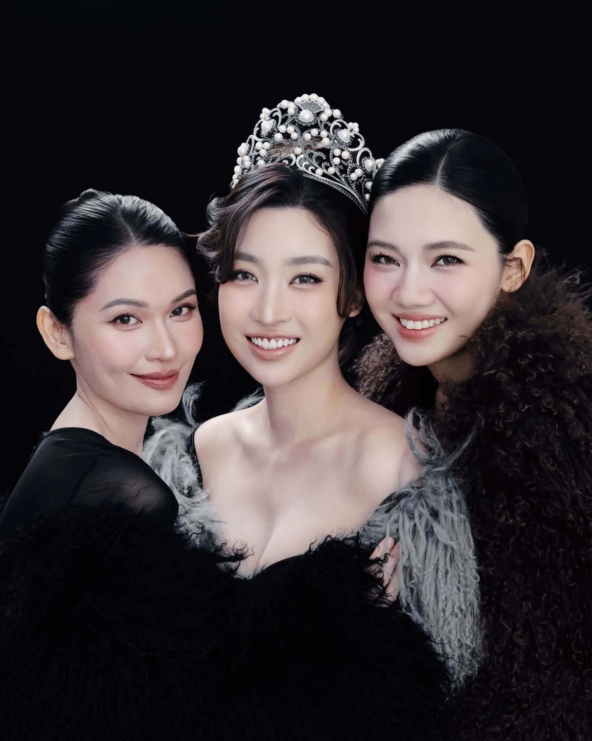 Đỗ Mỹ Linh thực hiện bộ ảnh cùng hai Á hậu Việt Nam 2016 là Thanh Tú và Thùy Dung. Ba người đẹp từng đồng hành trong nhiều hoạt động sau cuộc thi.