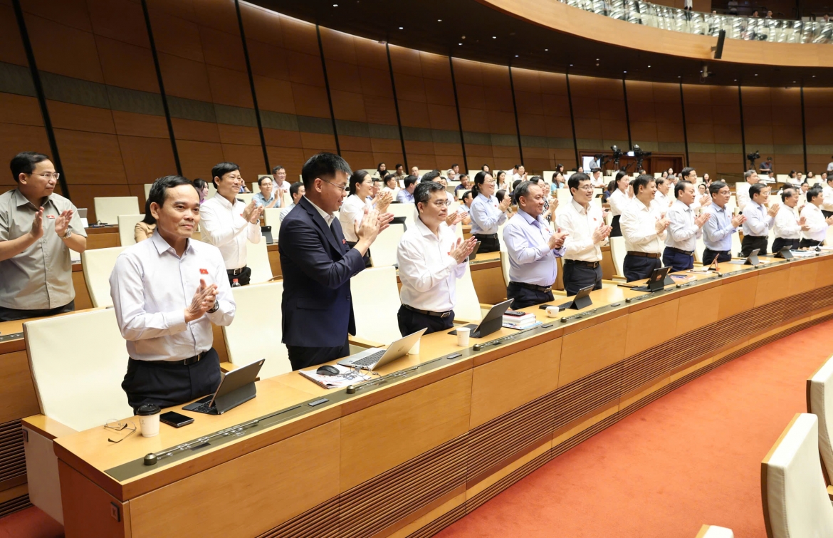Các đại biểu Quốc hội đoàn TP.HCM tham gia biểu quyết thông qua dự thảo Luật Phát triển đô thị, với 465/474 đại biểu tán thành. Luật có hiệu lực từ 1/10/2026