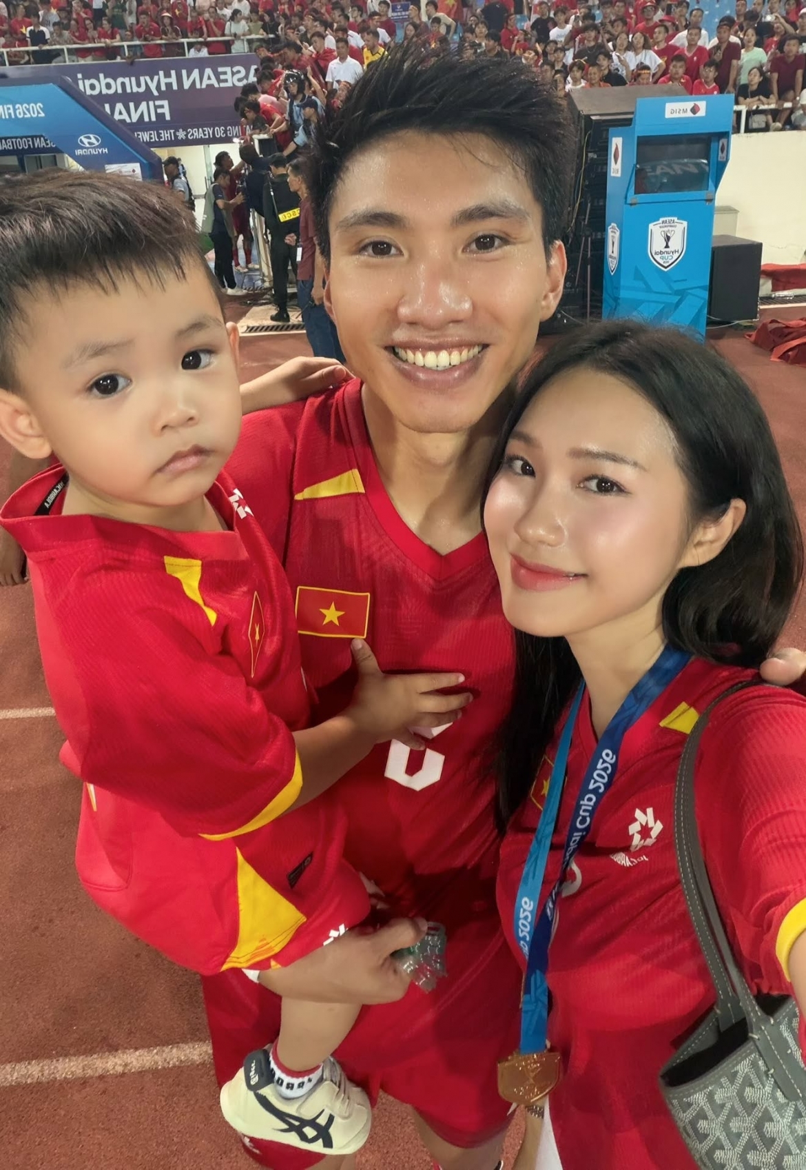 “Chúng tôi là nhà vô địch”. Doãn Hải My đăng ảnh hạnh phúc bên Đoàn Văn Hậu và con trai, tạo nên khoảnh khắc gia đình ấm áp sau những ngày đáng nhớ.