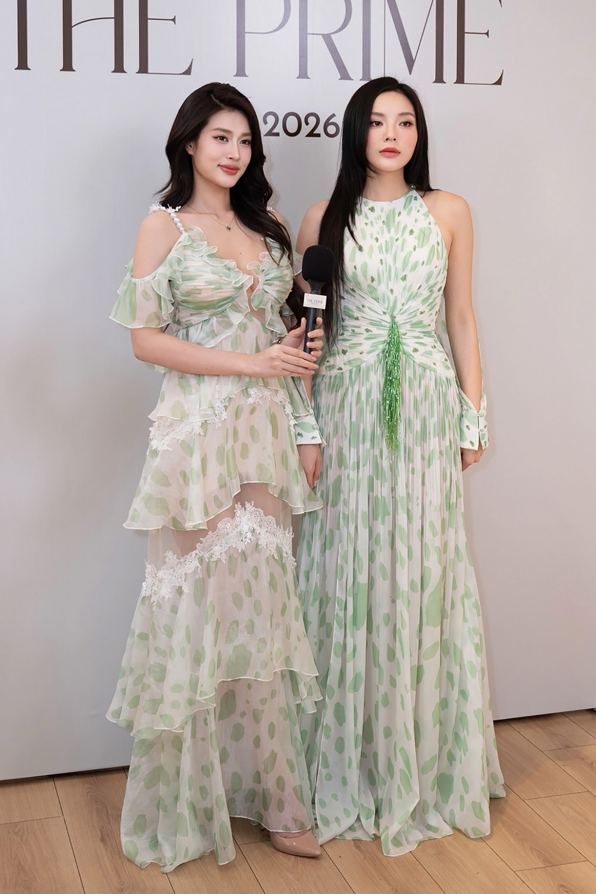 Cặp tình nhân tin đồn Đoàn Thiên Ân - Kỳ Duyên cùng chọn váy maxi chất liệu bay bổng, tạo nên hình ảnh đồng điệu.