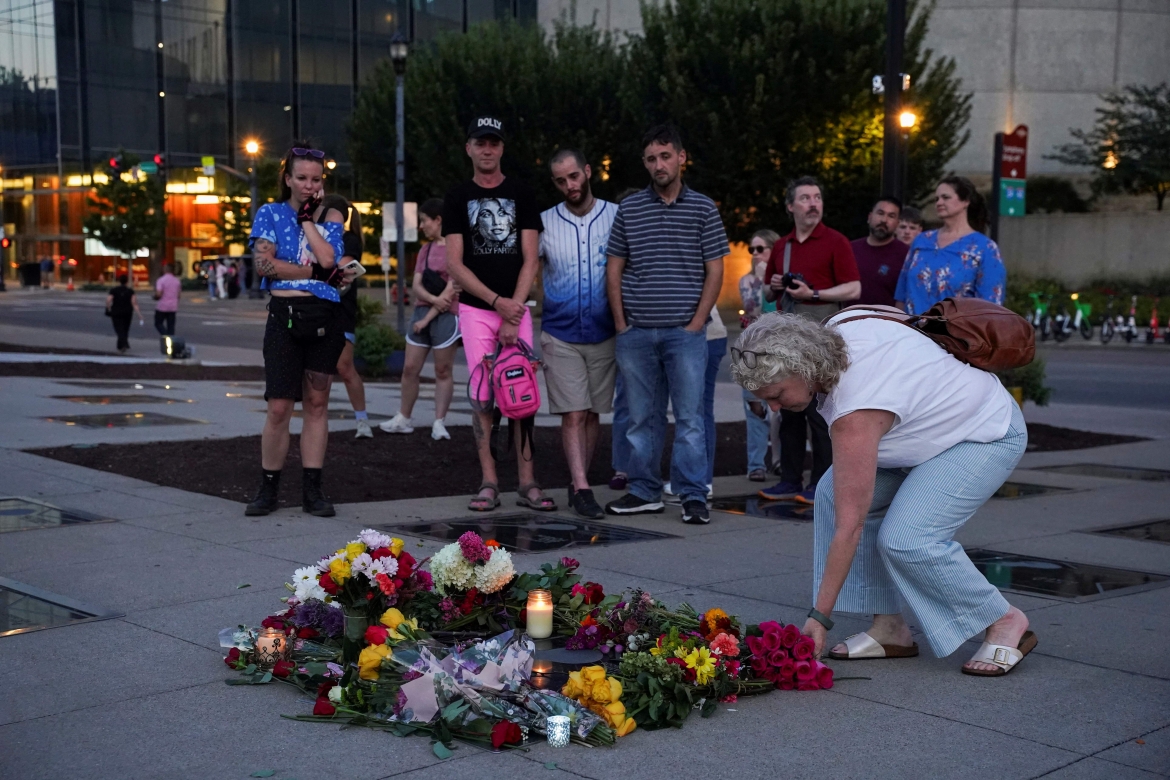 Một phụ nữ đặt hoa tại khu tưởng niệm Dolly Parton trên Music City Walk of Fame ở Nashville, bang Tennessee, Mỹ. (Ảnh: Reuters)