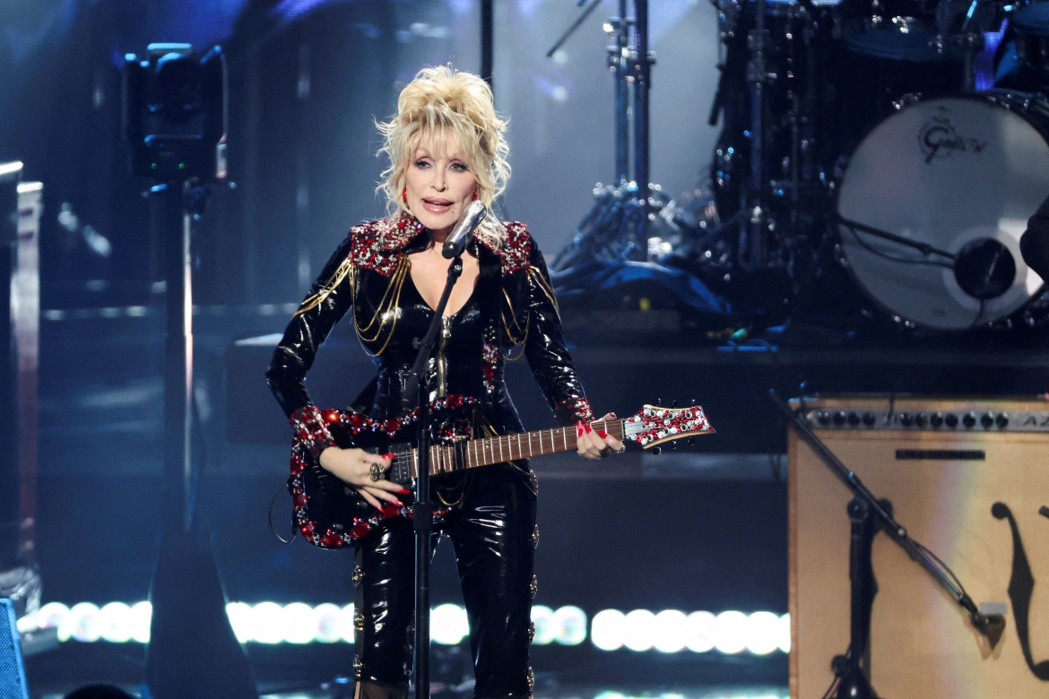 Dolly Parton luôn biết cách mang đến niềm vui và sự ấm áp cho khán giả qua mỗi lần xuất hiện. (Ảnh: Reuters)