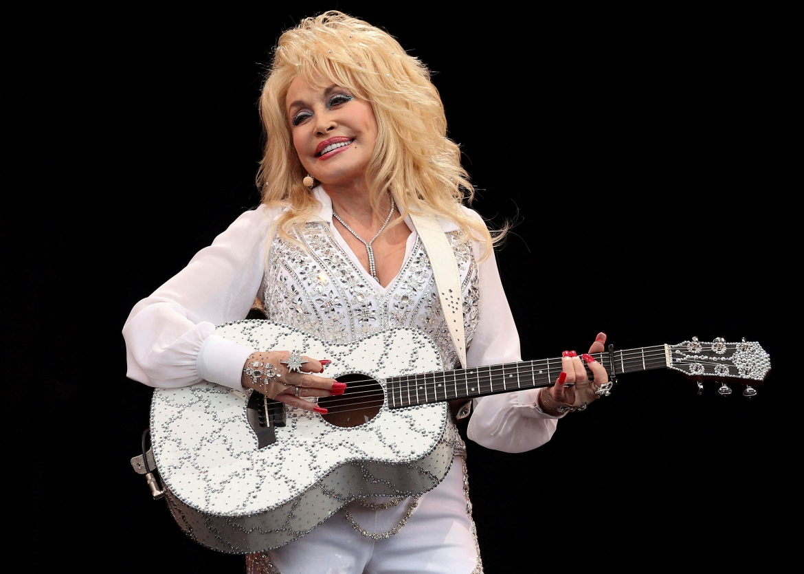 Nụ cười và vẻ ngoài đặc trưng của Dolly Parton trở thành một phần ký ức của hàng triệu người hâm mộ. (Ảnh: Reuters)