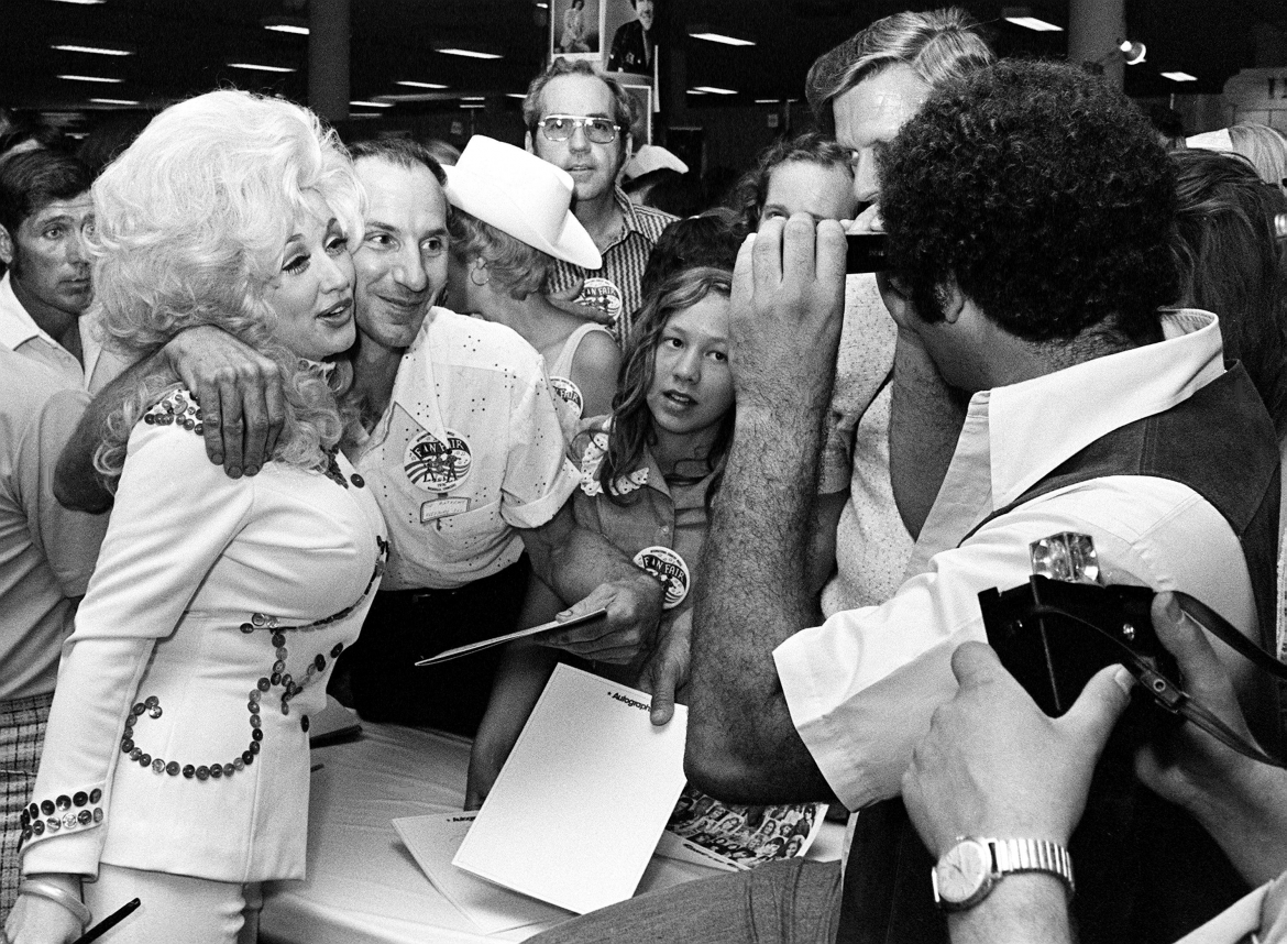 Dolly Parton trong một khoảnh khắc đời thường, cho thấy hình ảnh gần gũi phía sau ánh hào quang. (Ảnh: Reuters)