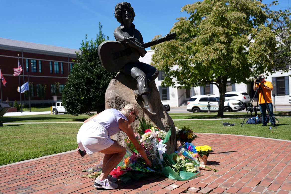Người hâm mộ đặt hoa tưởng niệm Dolly Parton tại tượng của bà ở trung tâm thành phố Sevierville, bang Tennessee, Mỹ. (Ảnh: Reuters)