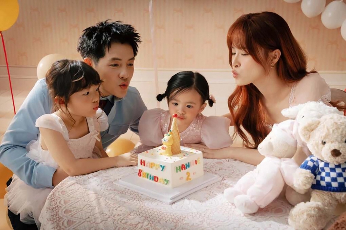 Gia đình Đông Nhi - Ông Cao Thắng nhí nhảnh trong bộ ảnh mừng sinh nhật hai tuổi của con gái Hanie.