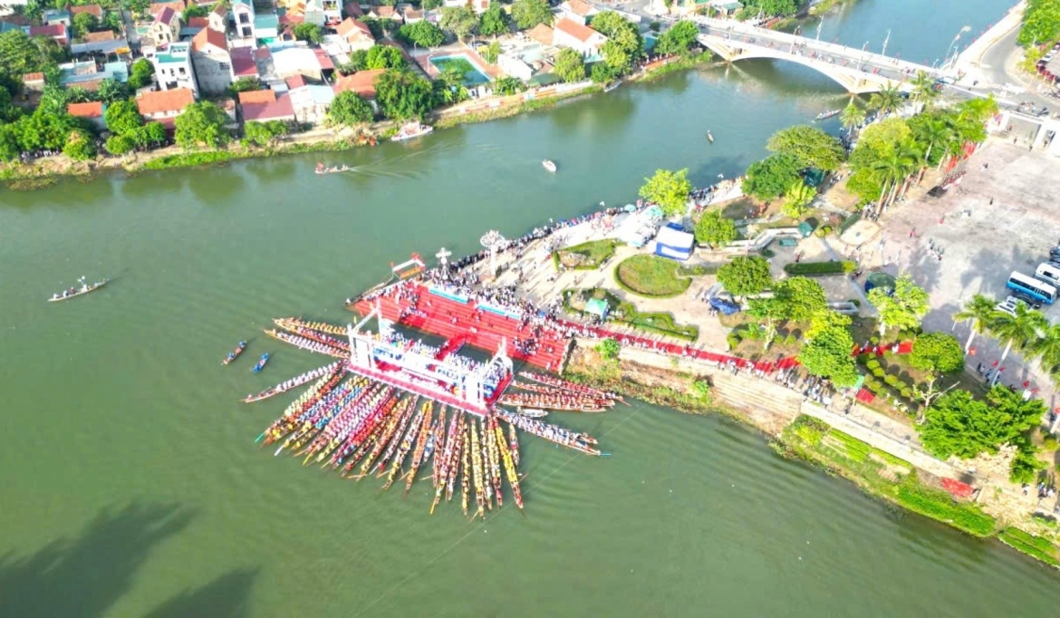 Đua thuyền trên sông Kiến Giang là nét văn hóa độc đáo của người dân Lệ Thủy