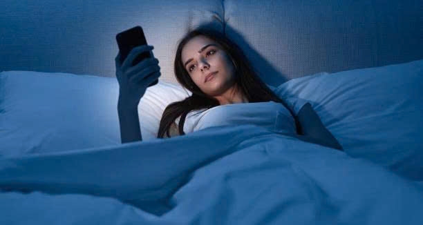 Việc nhìn điện thoại lâu vào ban đêm, nhất là trong bóng tối, dễ gây khô, mỏi mắt và khó chịu