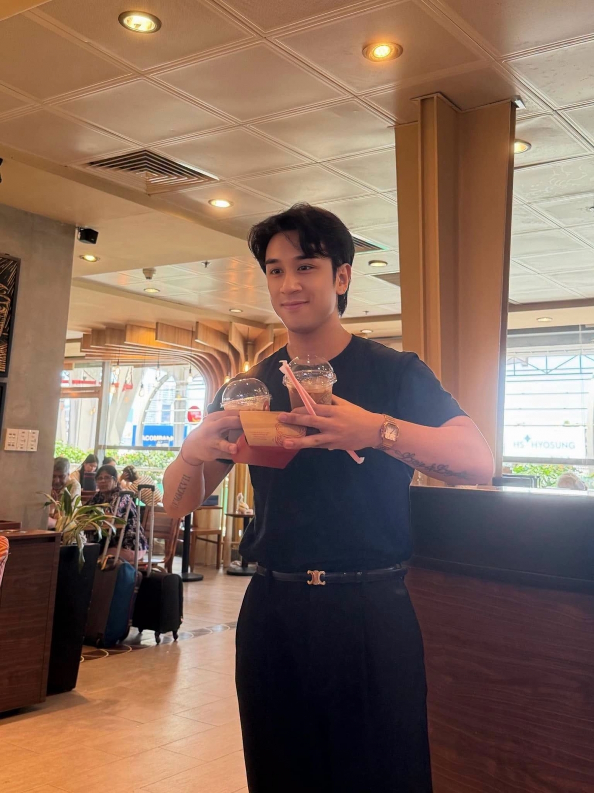 Dương Edward khiến dân mạng bật cười với màn tự nhận: “Làm chồng ❌ Làm NÔ”, qua khoảnh khắc tất bật đi mua cà phê cho vợ.