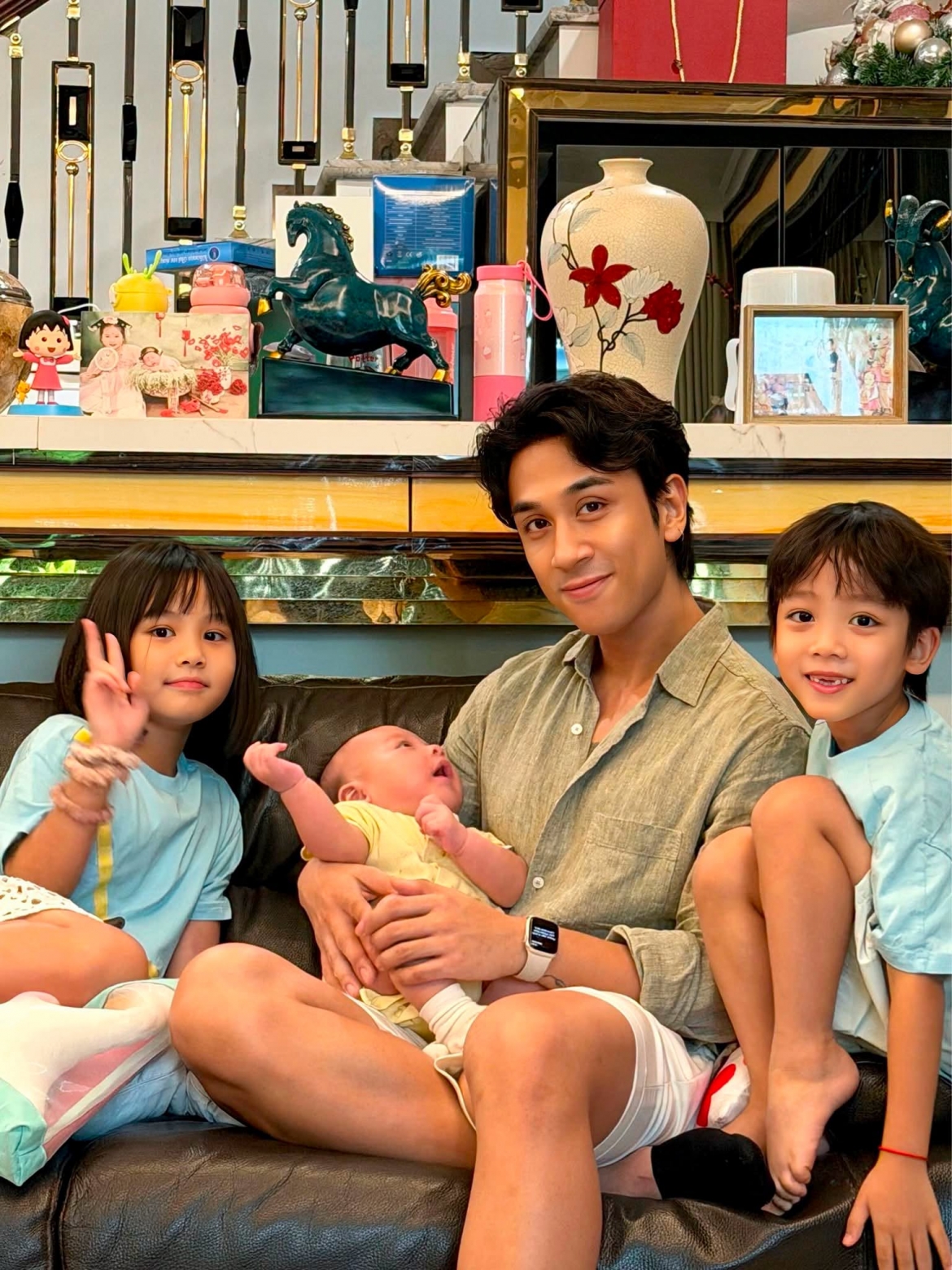“Mâm cơm nhỏ, hạnh phúc to. Với anh chỉ đơn giản là như vậy” – Dương Edward ghi điểm với khoảnh khắc đời thường khi bế con. Hình ảnh ông bố trẻ giản dị, ấm áp khiến người hâm mộ thích thú.