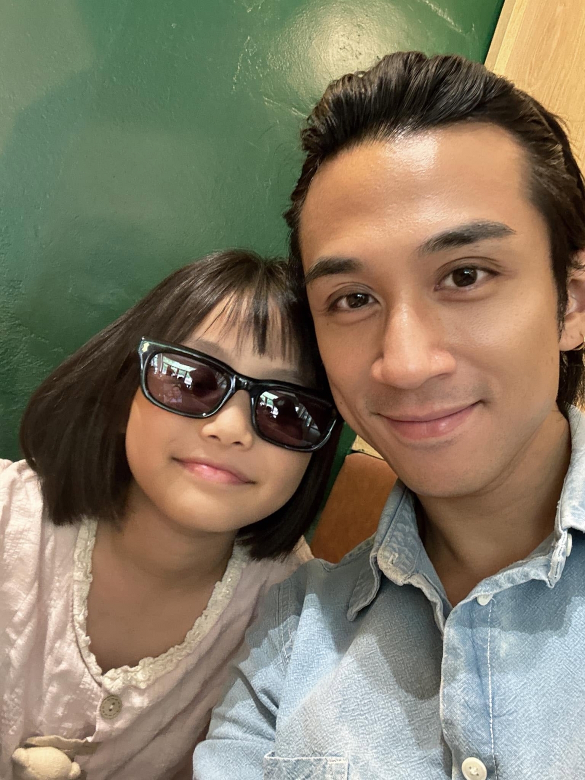“Nguyện cõng em suốt phần đời còn lại, với anh đơn giản chỉ là như vậy”. Dương Edward chia sẻ khoảnh khắc tình cảm bên con gái, khiến người hâm mộ thích thú trước hình ảnh một ông bố đầy yêu thương.