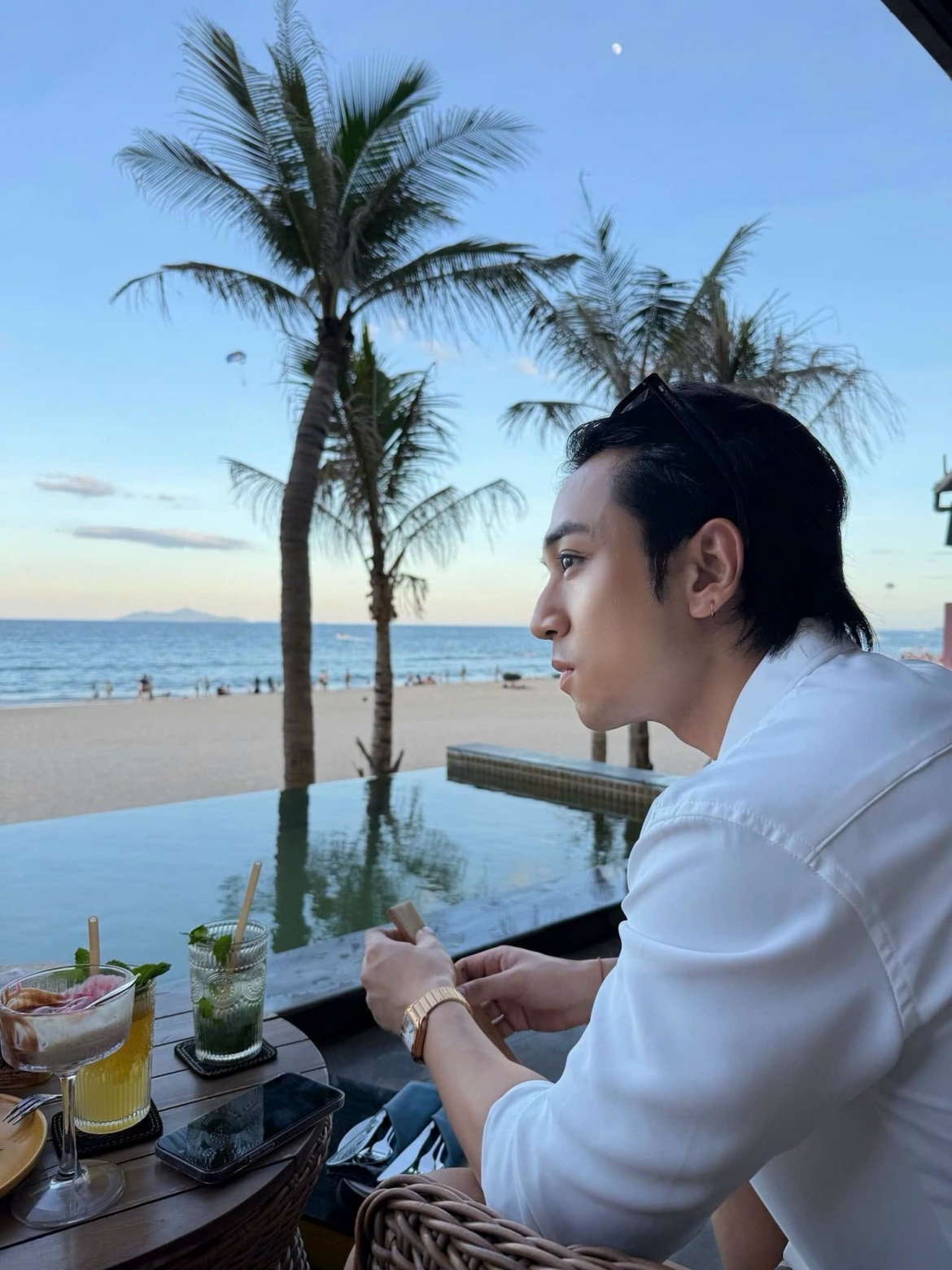Dương Edward khiến fan bật cười với câu hỏi rất đời: “Gà luộc không chặt hay gà chặt không luộc thì ngon hơn nhỉ?”. Một màn “triết lý ẩm thực” đúng chất nam ca sĩ.