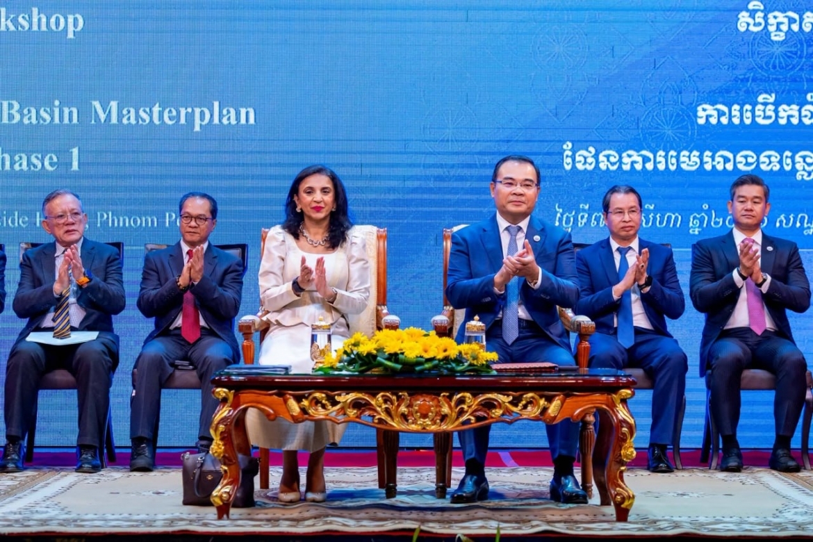Các đại biểu tham dự buổi làm việc.