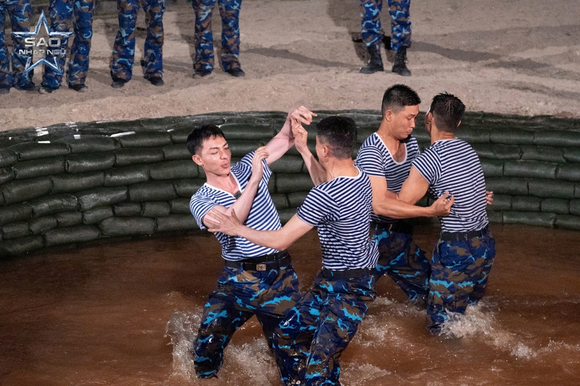 Erik trong thử thách cướp cờ - đấu vật bãi lầy tại Sao nhập ngũ 2026.