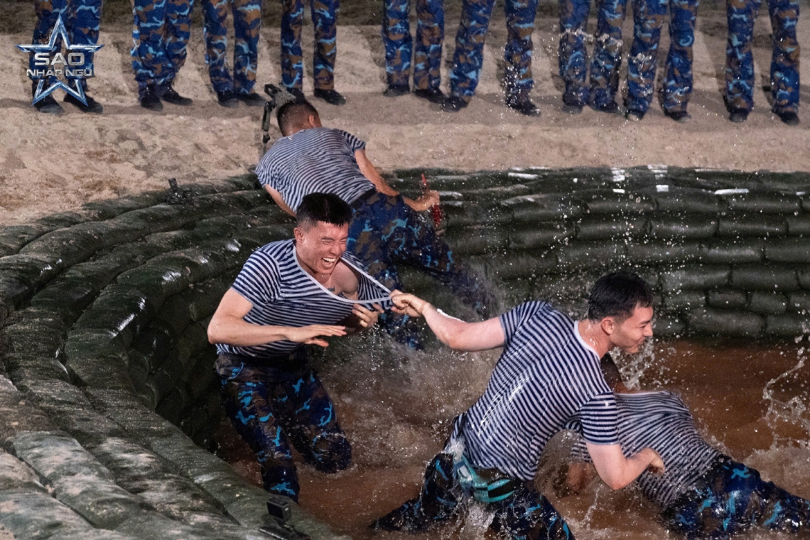 Quốc Trường và Erik trong màn tranh tài ở bãi lầy.