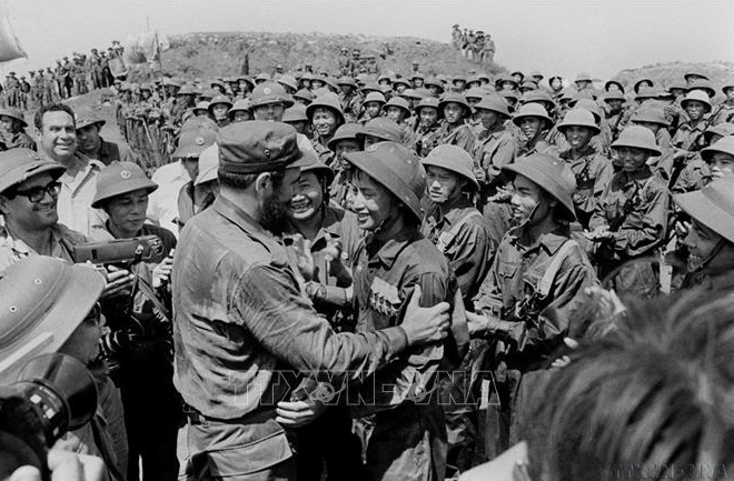 Bí thư Thứ nhất Đảng Cộng sản Cuba, Thủ tướng Chính phủ Cách mạng Cuba Fidel Castro gặp gỡ các chiến sĩ Đoàn Khe Sanh, Quân giải phóng Trị Thiên - Huế, tại cao điểm 241 Tân Lâm (tháng 9/1973). Ảnh: TTXVN
