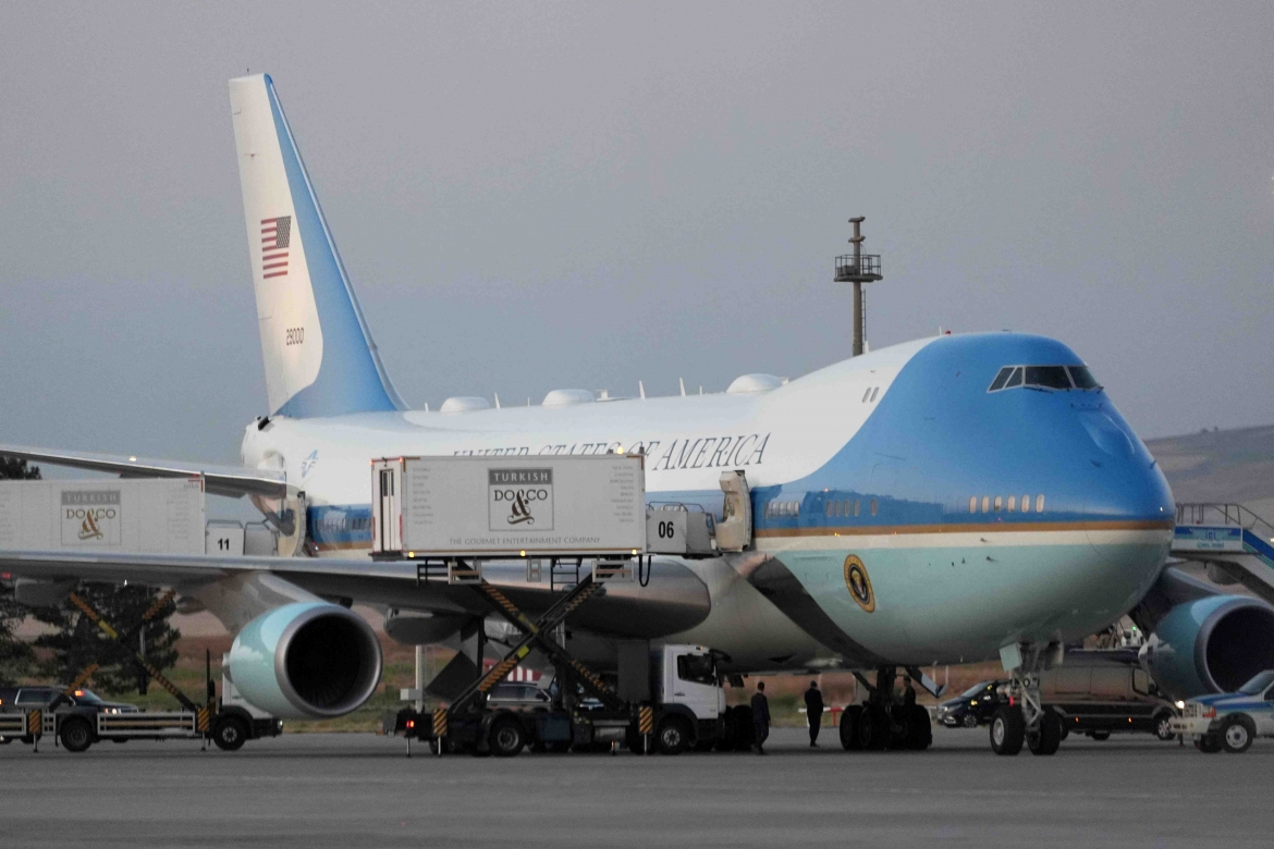 Xe tải phục vụ suất ăn đậu gần chuyên cơ Air Force One trên sân đỗ tại sân bay Quốc tế Ankara, Thổ Nhĩ Kỳ sau hội nghị thượng đỉnh NATO hôm 8/7. Tổng thống Mỹ Donald Trump rời khỏi chuyên cơ trên chiếc xe này (Ảnh: AP)
