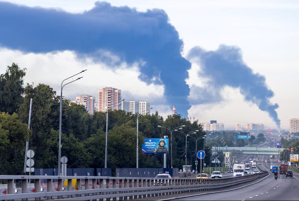 Khói bốc lên sau các cuộc tấn công bằng UAV của Ukraine tại Podolsk, vùng Moscow, Nga ngày 20/7 (Ảnh: Reuters)