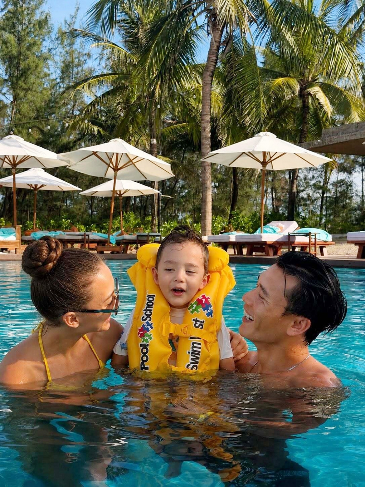 Gia đình Bùi Tiến Dũng đưa nhau đi biển Hội An nghỉ dưỡng.
