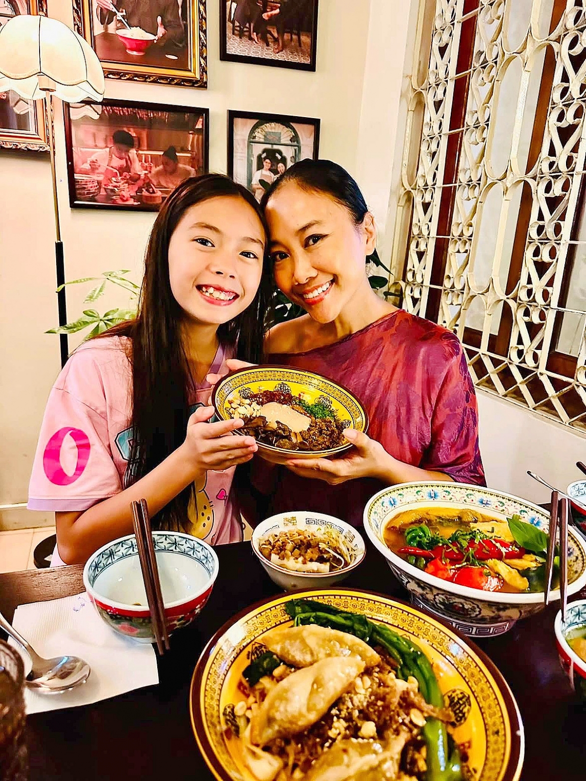 Gia đình ca sĩ Đoan Trang ghé thăm nhà hàng của vợ chồng Ngô Thanh Vân - Huy Trần.