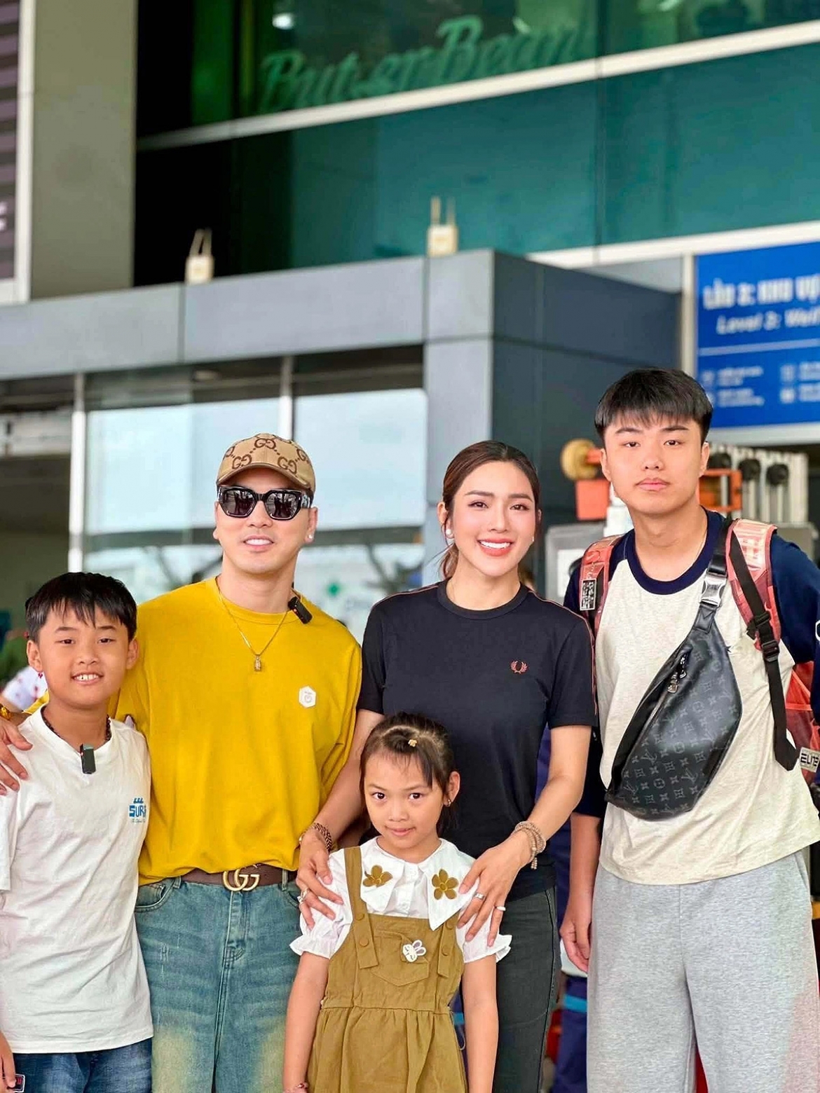 Cả nhà Ưng Hoàng Phúc ra sân bay tiễn con trai riêng của vợ anh về Mỹ sau kỳ nghỉ hè tại Việt Nam.