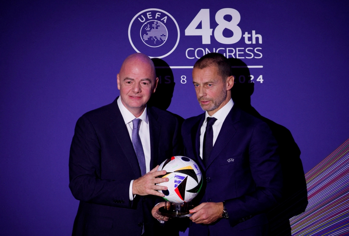 Chủ tịch UEFA Aleksander Ceferin (phải) kêu gọi các liên đoàn châu Âu rút lại sự ủng hộ dành cho ông Gianni Infantino. (Ảnh: Reuters)