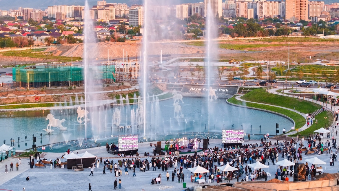 Một sự kiện âm nhạc bên hồ Nomad Heritage, khu đô thị Royal Central Park