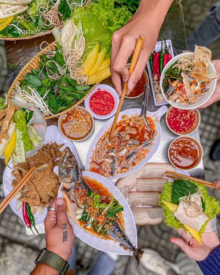 Gỏi cá Nam Ô (Ảnh: @trungbuii)