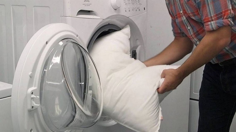Vệ sinh gối thường xuyên là một trong những bước quan trọng để duy trì không gian ngủ sạch sẽ