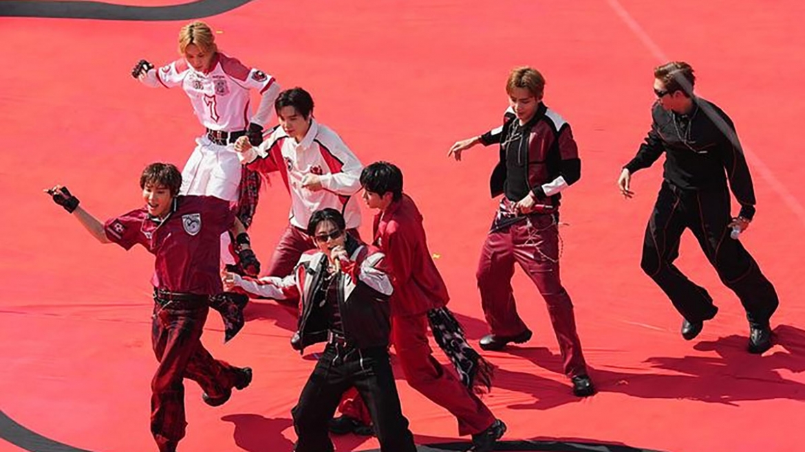 Nhóm nhạc BTS biểu diễn trong giờ nghỉ giữa hiệp trận chung kết World Cup 2026 giữa Tây Ban Nha và Argentina tại East Rutherford, New Jersey. (Ảnh: AP-Yonhap)