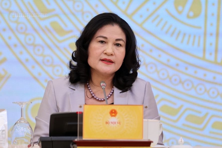Thứ trưởng Bộ Nội vụ Nguyễn Thị Hà trả lời về sáp nhập thôn, tổ dân phố trên toàn quốc - (Ảnh: VGP)