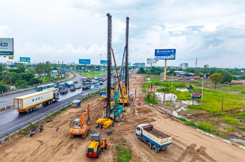 Máy móc, thiết bị đã được tập kết tại công trường nhưng chỉ có thể hoạt động trong phần mặt bằng hẹp đã được giải phóng từ giai đoạn trước.