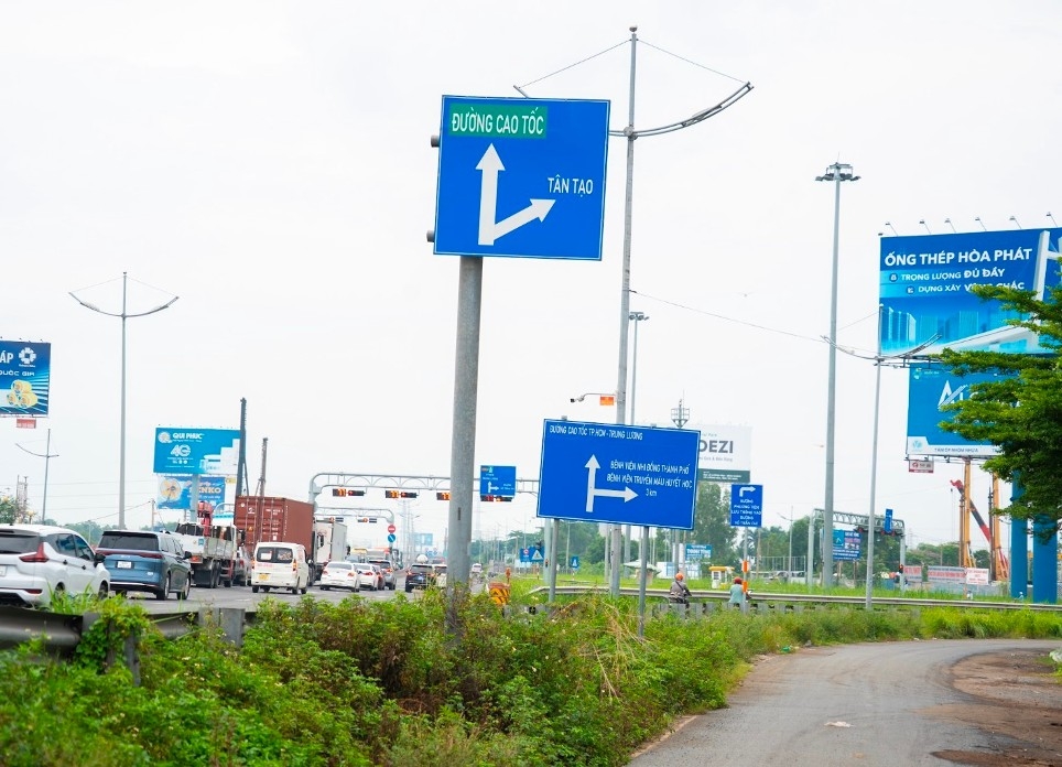 Hệ thống biển báo, pano quảng cáo và công trình phụ trợ dày đặc trong phạm vi nút giao khiến nhiều mũi thi công trên địa bàn TP.HCM chưa thể triển khai.