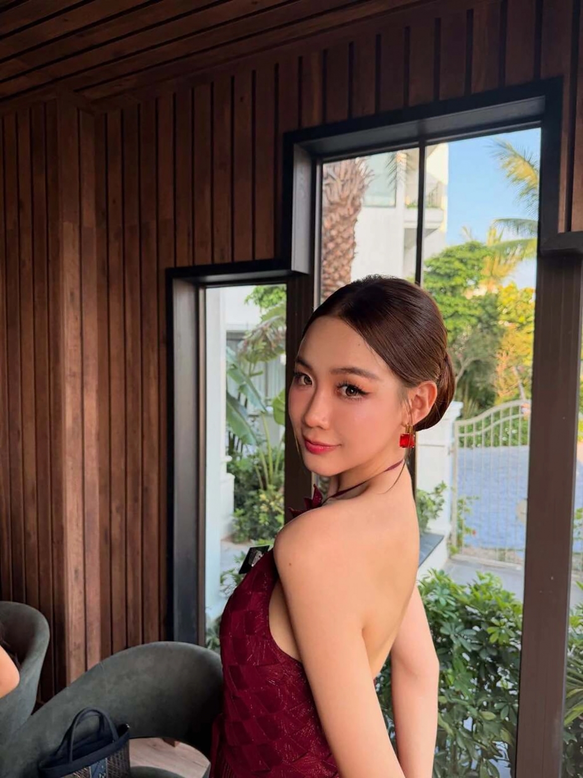 Hoa hậu Bảo Ngọc diện váy cổ yếm khoe lưng trần gợi cảm trong ngày thứ ba thi đấu ở Miss World 2026.
