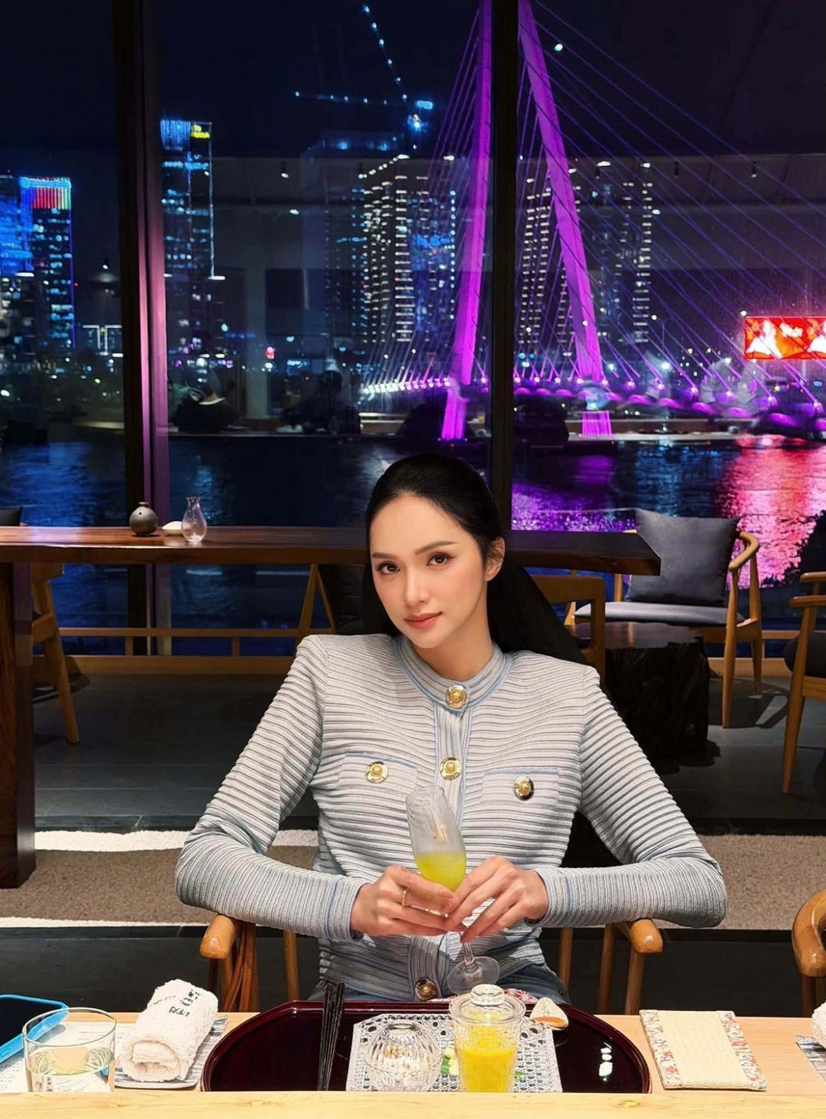 Hoa hậu Hương Giang dùng bữa tối cùng bạn tại một nhà hàng ở phường Bến Thành sau khi trở về từ Thái Lan, nơi cô làm giám khảo hai đêm bán kết và chung kết Miss Universe Thailand.