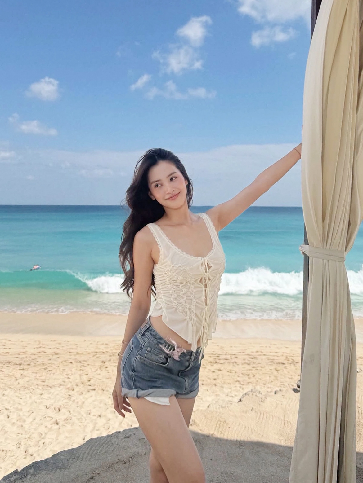 Hoa hậu Tiểu Vy khoe dáng gợi cảm khi đi biển.