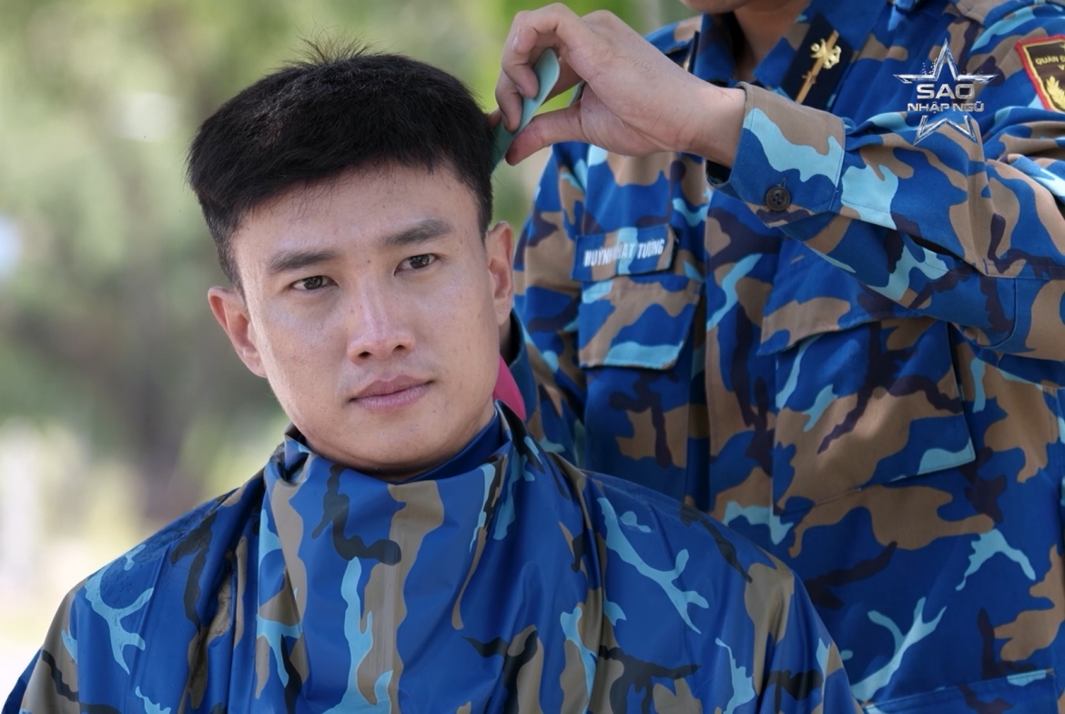 Quốc Trường cắt tóc.